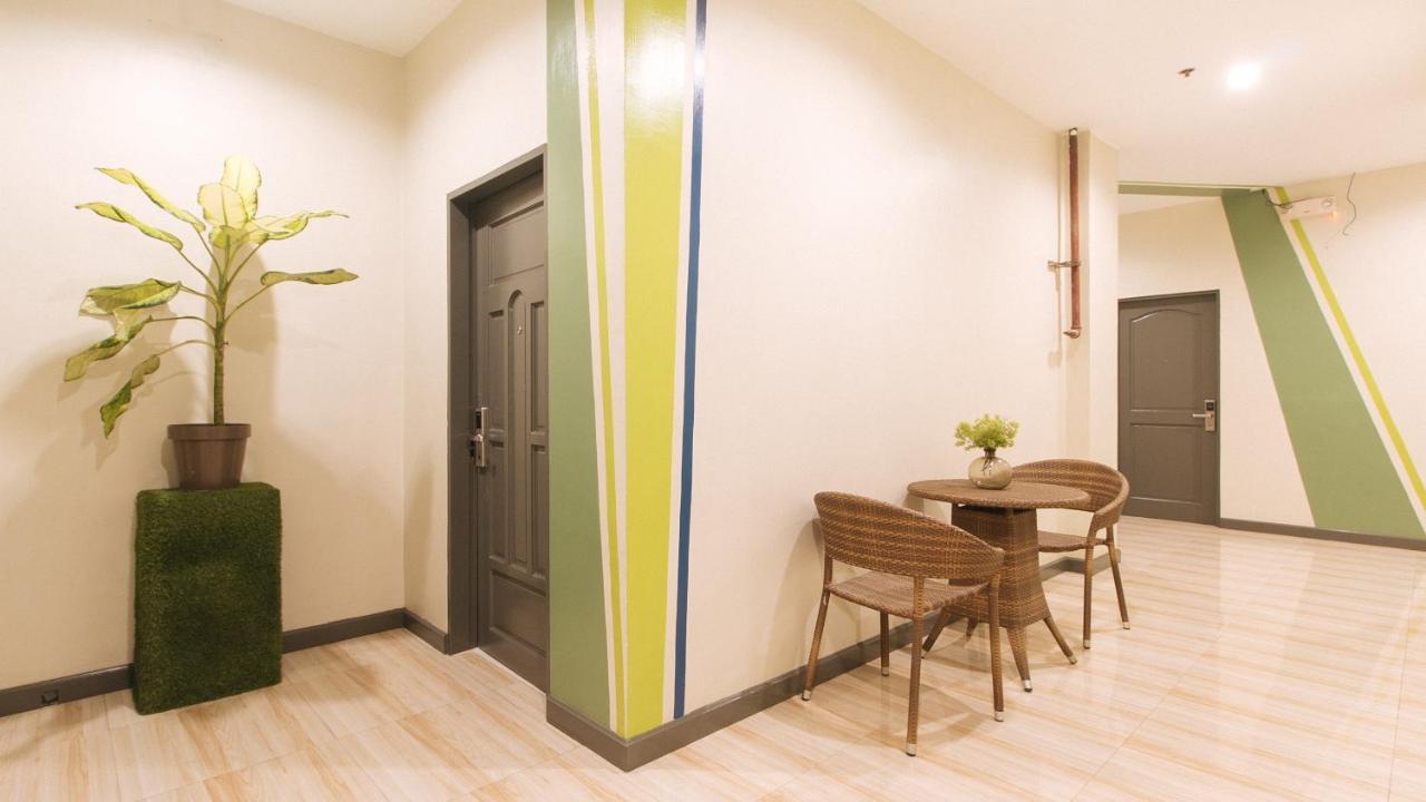 Urbanview At Lacson Street Bacolod City By Reddoorz Exterior foto