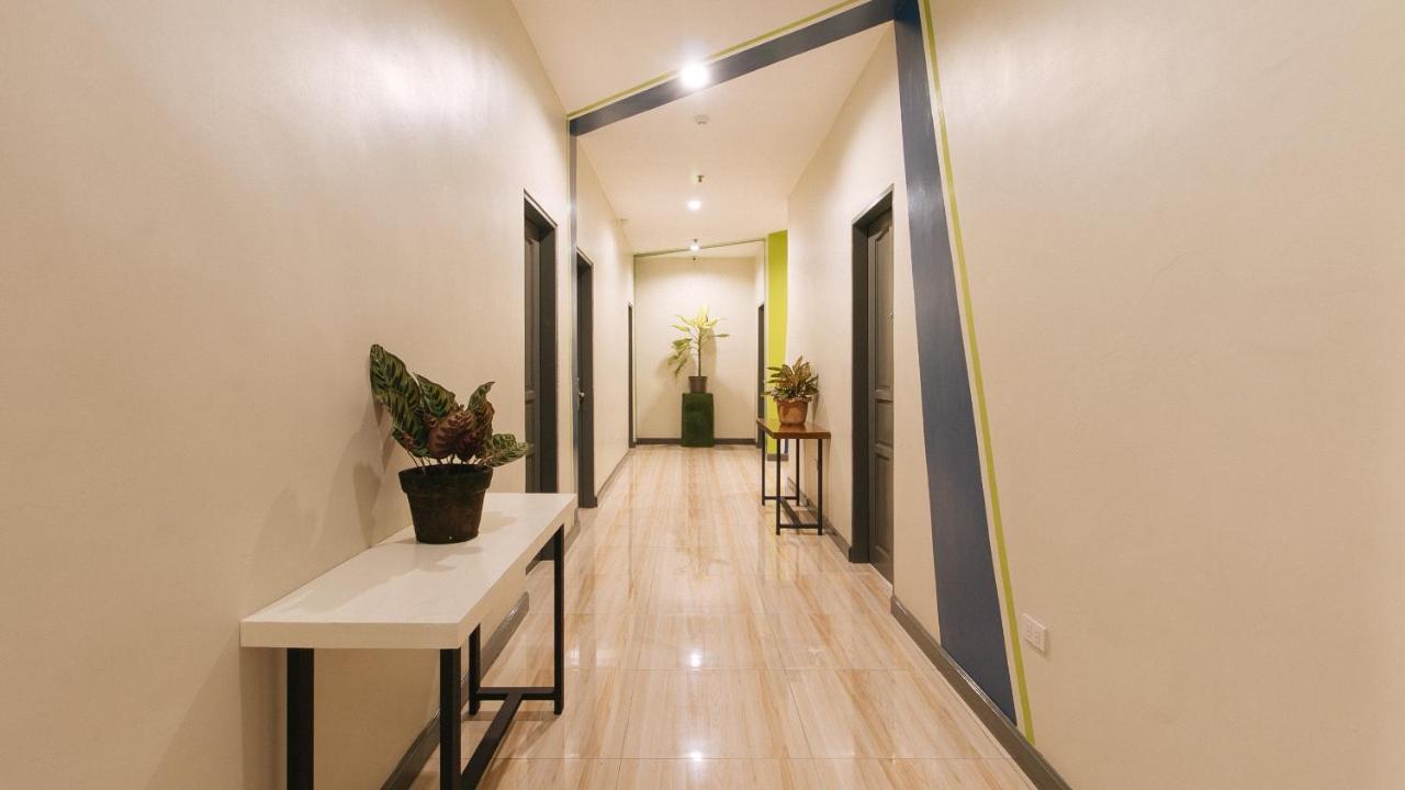 Urbanview At Lacson Street Bacolod City By Reddoorz Exterior foto