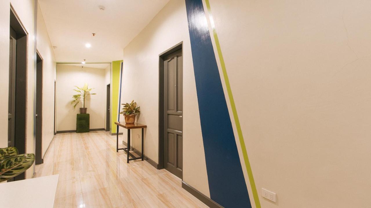 Urbanview At Lacson Street Bacolod City By Reddoorz Exterior foto