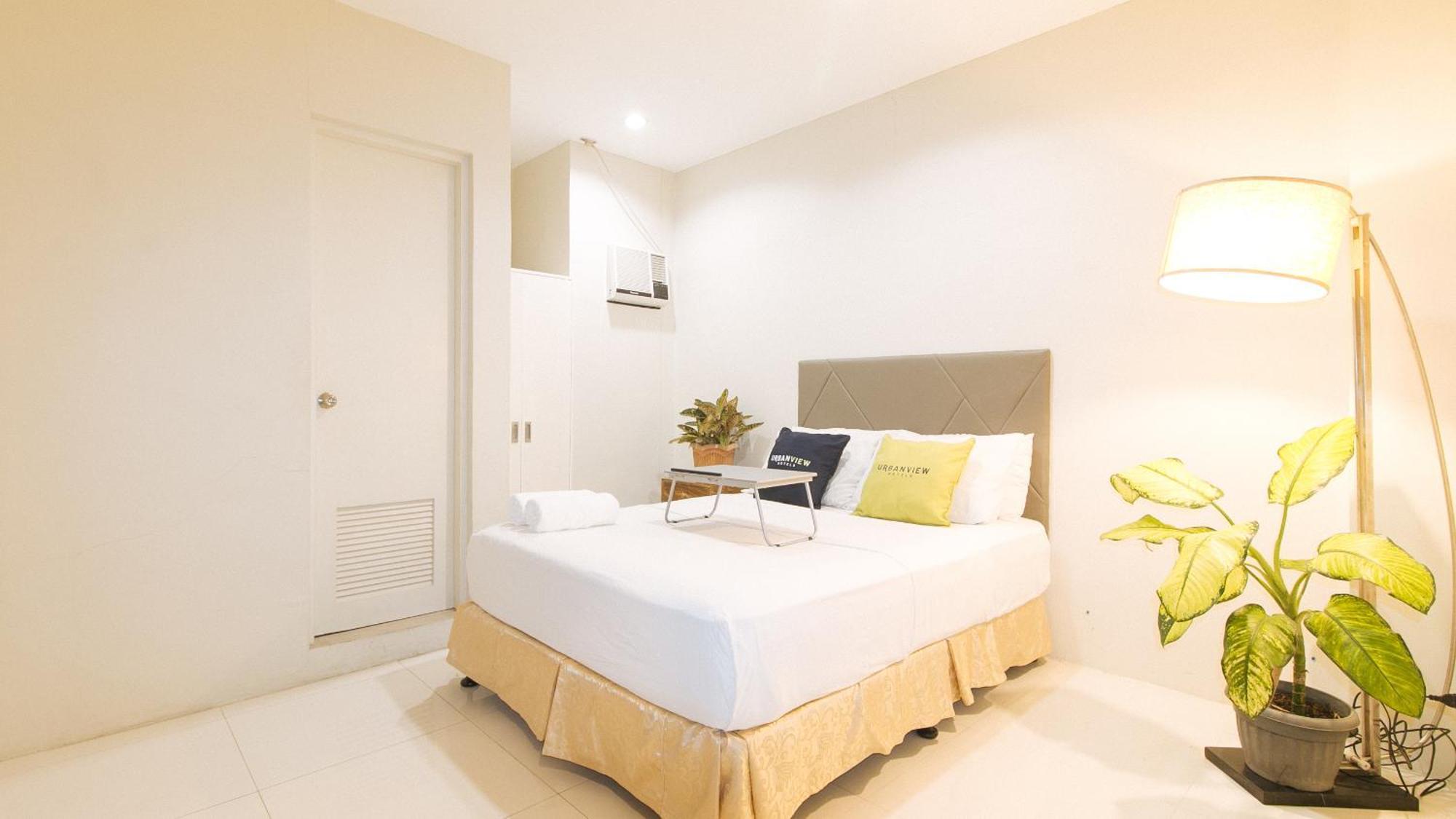 Urbanview At Lacson Street Bacolod City By Reddoorz Exterior foto